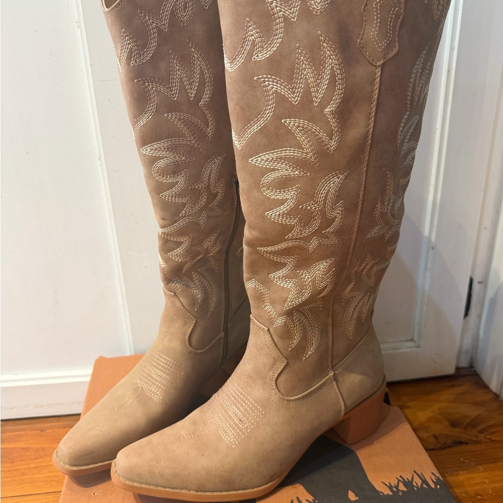 Tall Western Cowboy Boots in Beige with Embroidery - Picture 3 of 3